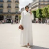 عباية بيضاء فاخرة بتطريز ناعم على الأكمام