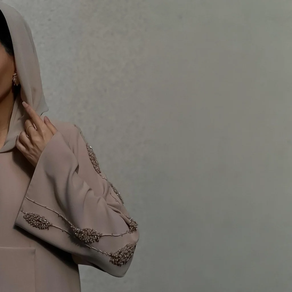 عباية بيج فاخرة بطراز عصري وتطريز جانبي راقٍ