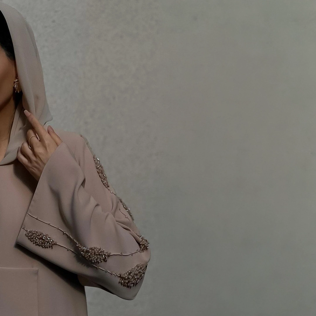 عباية بيج فاخرة بطراز عصري وتطريز جانبي راقٍ